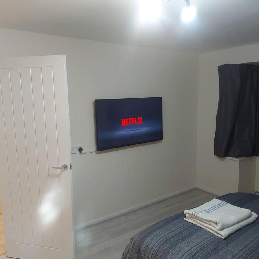 Lovely & Beautiful 2 Bed-Apartment In Borehamwood Eksteriør bilde