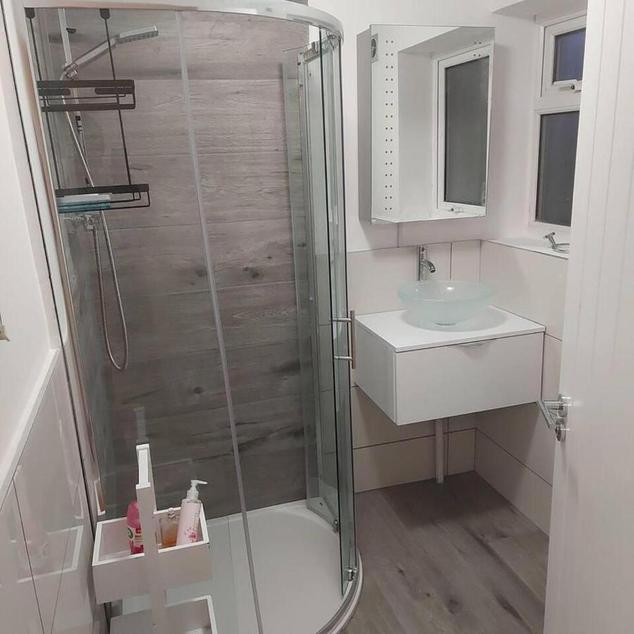 Lovely & Beautiful 2 Bed-Apartment In Borehamwood Eksteriør bilde