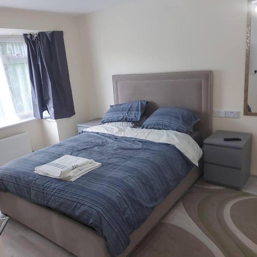 Lovely & Beautiful 2 Bed-Apartment In Borehamwood Eksteriør bilde